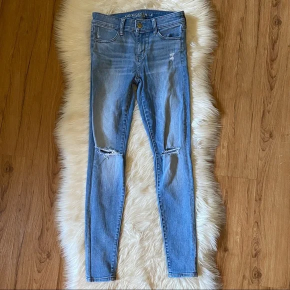 ❌SOLD❌ AMERICAN EAGLE LIGHT DENIM DISTRESSED JEGGING - Picture 1 of 9